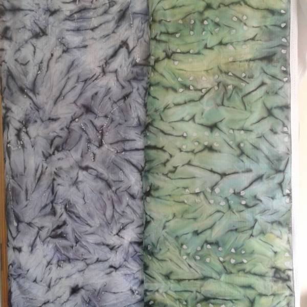 Lillades ja rohelistes toonides 3D mustriga sallid.